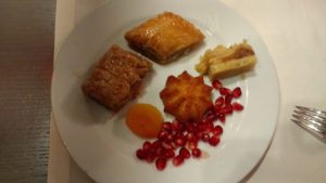 Japans en Turks; hmmm, Turkse baklava, honingkoekjes, granaatappel en gedroogd fruit! 